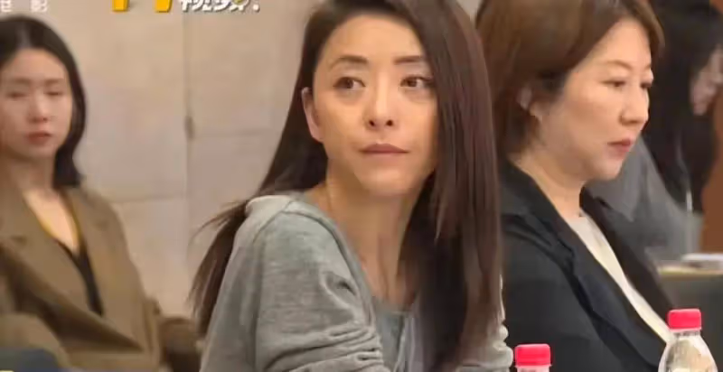 《出入平安》辦研討會,眾多主創全部素顏現身,化妝的娜紮好明顯