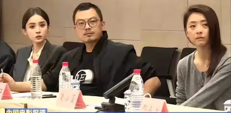 《出入平安》辦研討會,眾多主創全部素顏現身,化妝的娜紮好明顯