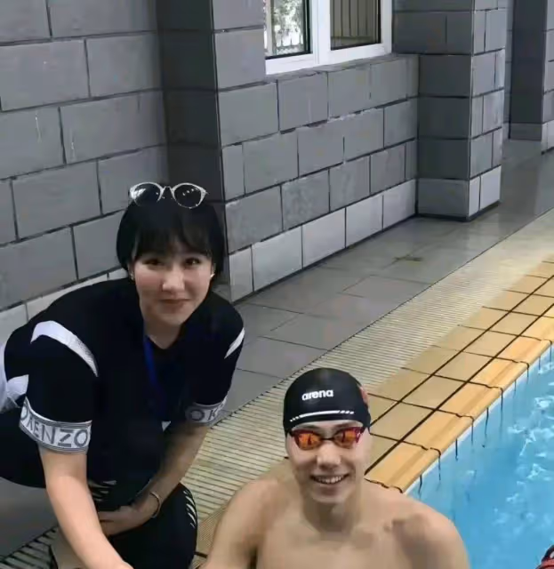 老牛啃嫩草?覃海洋未婚妻年歲被揭,曬絕美顏值照,不亞於女藝人