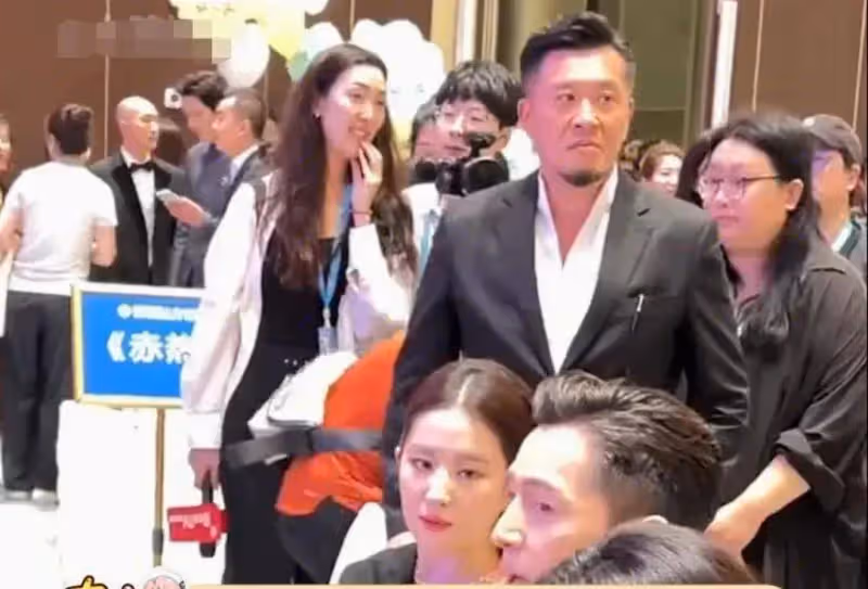劉亦菲帶保鏢一起現身球賽現場,保鏢錢叔又帥又酷太搶鏡