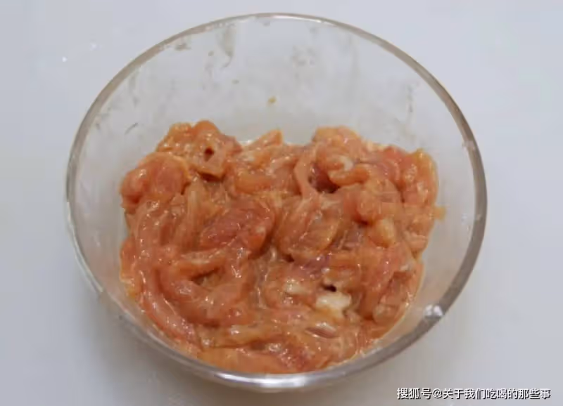 炒肉絲直接下鍋,難怪又柴又腥!掌握好3點竅門,肉絲又嫩又香