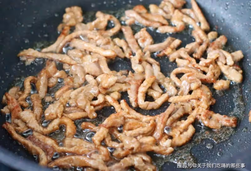 炒肉絲直接下鍋,難怪又柴又腥!掌握好3點竅門,肉絲又嫩又香