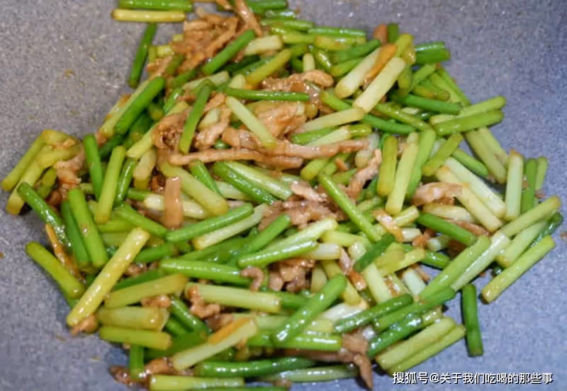 炒肉絲直接下鍋,難怪又柴又腥!掌握好3點竅門,肉絲又嫩又香