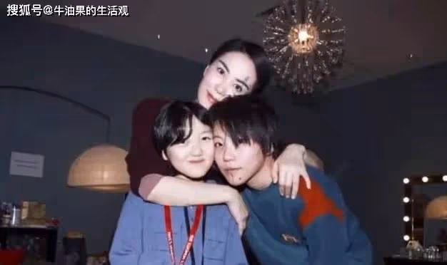18歲李嫣倫敦吃火鍋被偶遇,身材高挑撞臉王菲,被贊氣質冷清