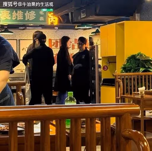 18歲李嫣倫敦吃火鍋被偶遇,身材高挑撞臉王菲,被贊氣質冷清