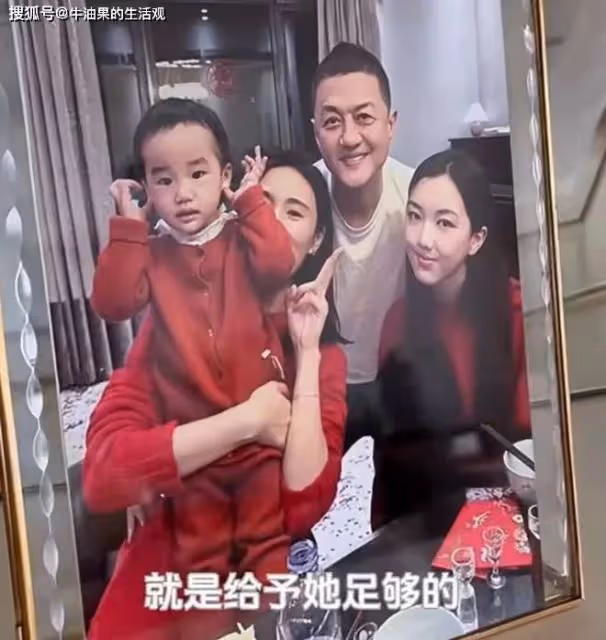 18歲李嫣倫敦吃火鍋被偶遇,身材高挑撞臉王菲,被贊氣質冷清