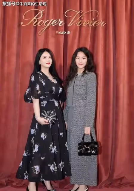 18歲李嫣倫敦吃火鍋被偶遇,身材高挑撞臉王菲,被贊氣質冷清