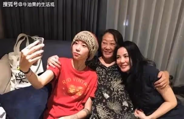 18歲李嫣倫敦吃火鍋被偶遇,身材高挑撞臉王菲,被贊氣質冷清