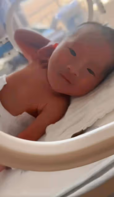 魏羽馨媽媽二胎產子,意外曝光魏羽馨爸爸畫面,頭髮全白成老頭