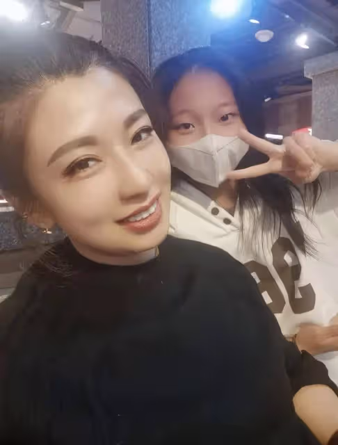 魏羽馨媽媽二胎產子,意外曝光魏羽馨爸爸畫面,頭髮全白成老頭