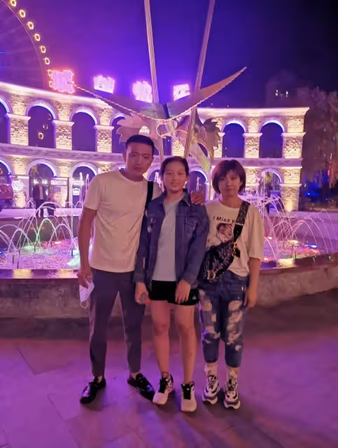 魏羽馨媽媽二胎產子,意外曝光魏羽馨爸爸畫面,頭髮全白成老頭