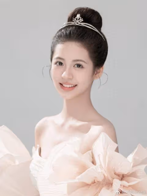 翁虹愛女喜迎17歲生日,小水晶穿輕婚紗仙氣十足,但難超媽媽神顏