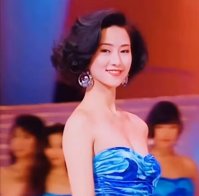 翁虹愛女喜迎17歲生日,小水晶穿輕婚紗仙氣十足,但難超媽媽神顏