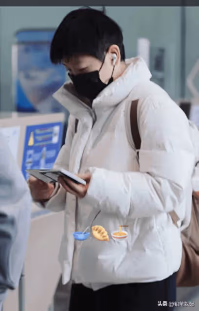 孫穎莎退賽後回國,穿羽絨服準備登機,看手機的功夫登機牌就掉了