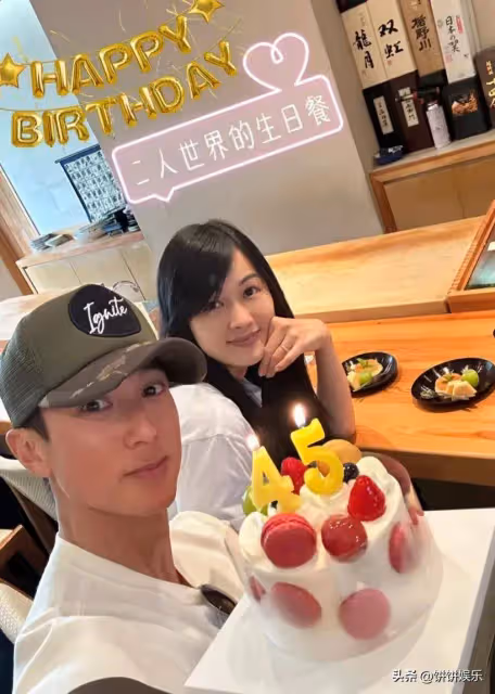 吳尊曬45歲慶生照,和老婆甜蜜親吻撒狗糧,他竟然過了8次生日