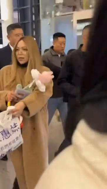 張惠妹現身瀋陽,獲眾多粉絲接機場面熱鬧,阿妹身材發福胖成球