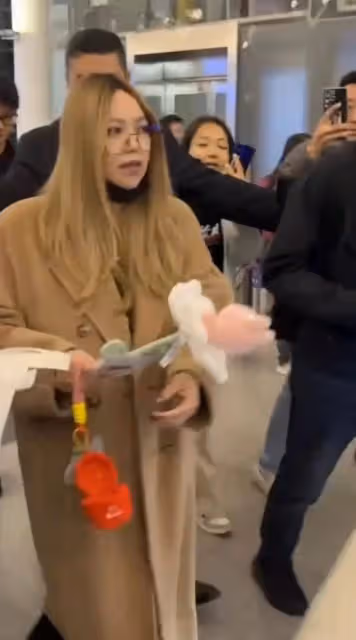 張惠妹現身瀋陽,獲眾多粉絲接機場面熱鬧,阿妹身材發福胖成球