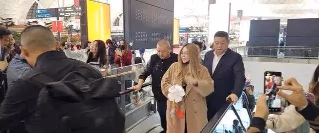 張惠妹現身瀋陽,獲眾多粉絲接機場面熱鬧,阿妹身材發福胖成球