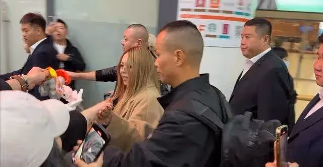 張惠妹現身瀋陽,獲眾多粉絲接機場面熱鬧,阿妹身材發福胖成球