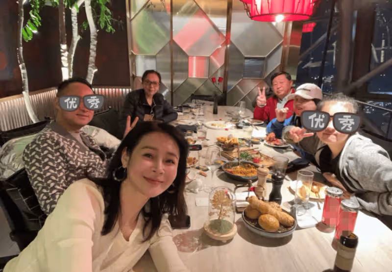 於明加為愛女慶生,狀態比女兒還年輕,早早還原媽媽好基因很漂亮