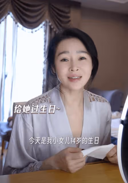 於明加為愛女慶生,狀態比女兒還年輕,早早還原媽媽好基因很漂亮