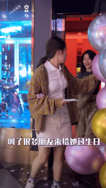 於明加為愛女慶生,狀態比女兒還年輕,早早還原媽媽好基因很漂亮