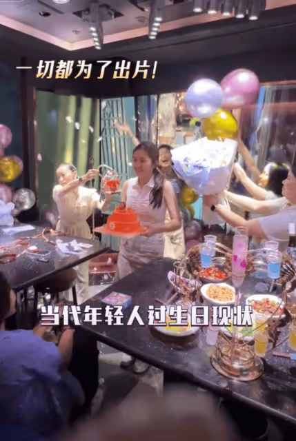 於明加為愛女慶生,狀態比女兒還年輕,早早還原媽媽好基因很漂亮