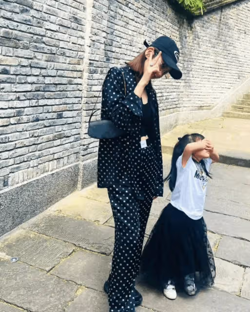 唐藝昕一家逛故宮,4歲女兒手拿棒棒糖俏皮活潑,張若昀寸步不離