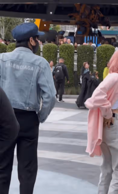 唐藝昕一家逛故宮,4歲女兒手拿棒棒糖俏皮活潑,張若昀寸步不離