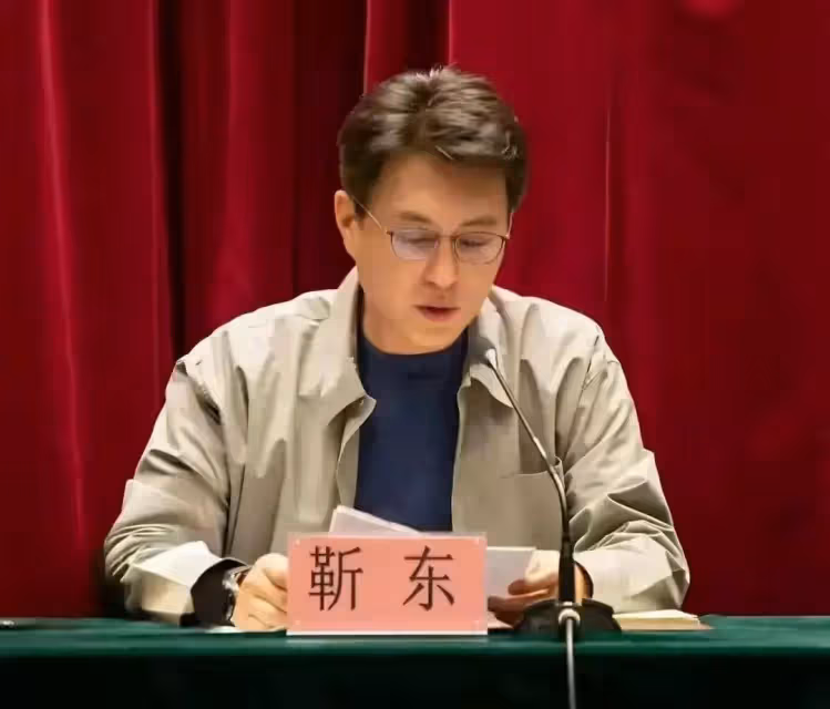 靳東帶隊現身話劇發布會,穿搭休閒十分帥氣,毫無領導架子超親和