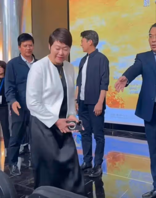 靳東帶隊現身話劇發布會,穿搭休閒十分帥氣,毫無領導架子超親和