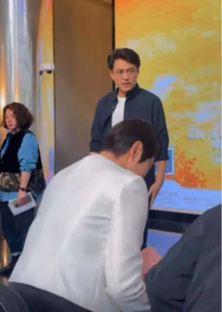 靳東帶隊現身話劇發布會,穿搭休閒十分帥氣,毫無領導架子超親和