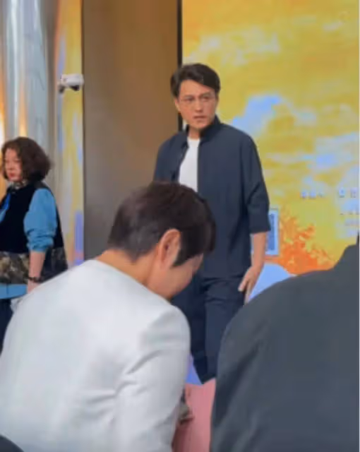 靳東帶隊現身話劇發布會,穿搭休閒十分帥氣,毫無領導架子超親和