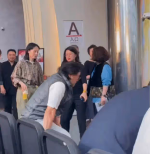靳東帶隊現身話劇發布會,穿搭休閒十分帥氣,毫無領導架子超親和