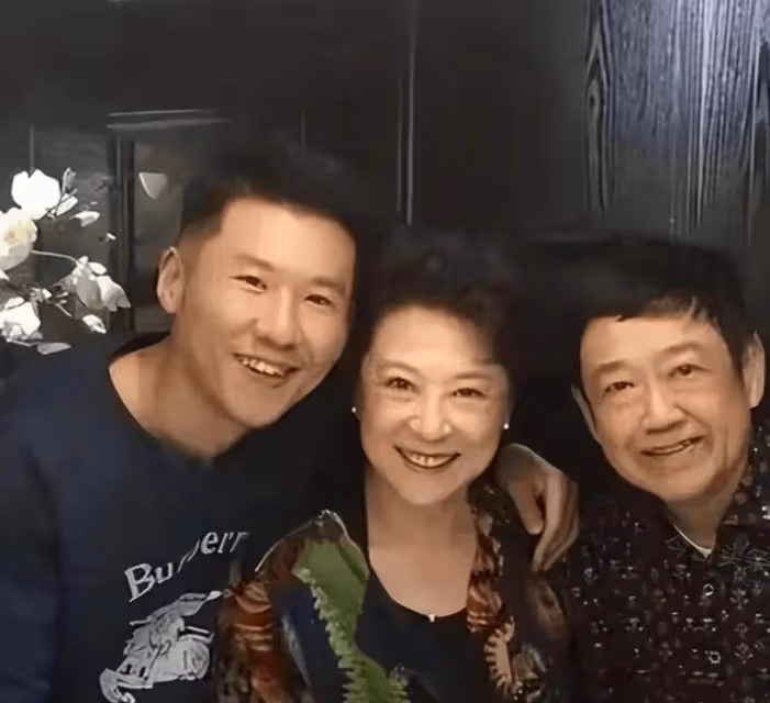 王馥荔丈夫舉辦追悼會,靈堂曝光王馥荔很傷心,侯勇林永健送花圈