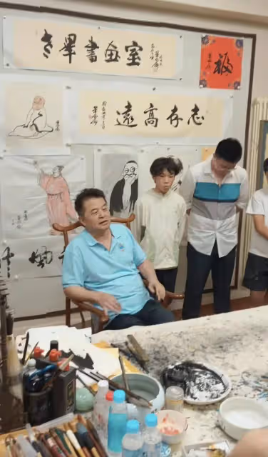 畢福劍被曝老來得子後亮相書畫室,臉上笑容難掩,粉絲全是年輕人