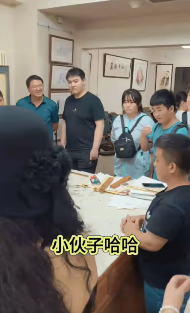 畢福劍被曝老來得子後亮相書畫室,臉上笑容難掩,粉絲全是年輕人