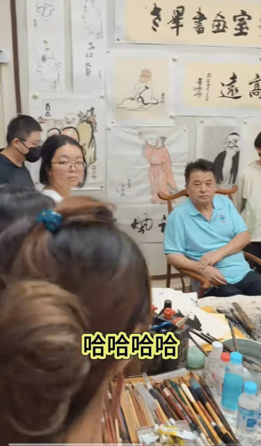 畢福劍被曝老來得子後亮相書畫室,臉上笑容難掩,粉絲全是年輕人