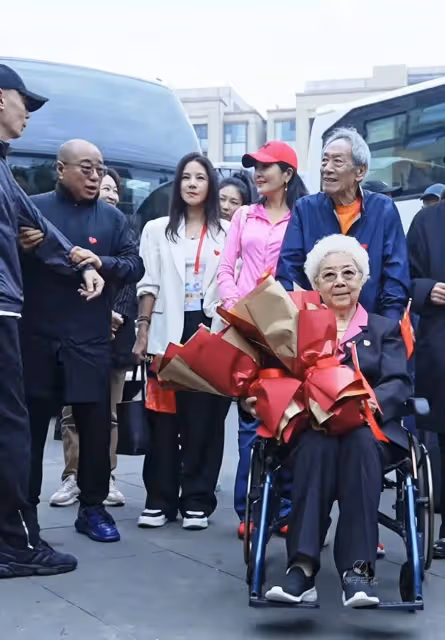 葛優、田華等相聚南京,合影時葛優不好意思居C位,躲在田華身後