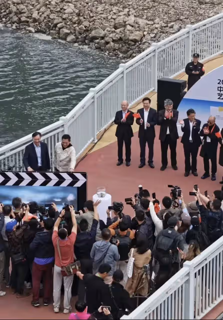 葛優、田華等相聚南京,合影時葛優不好意思居C位,躲在田華身後