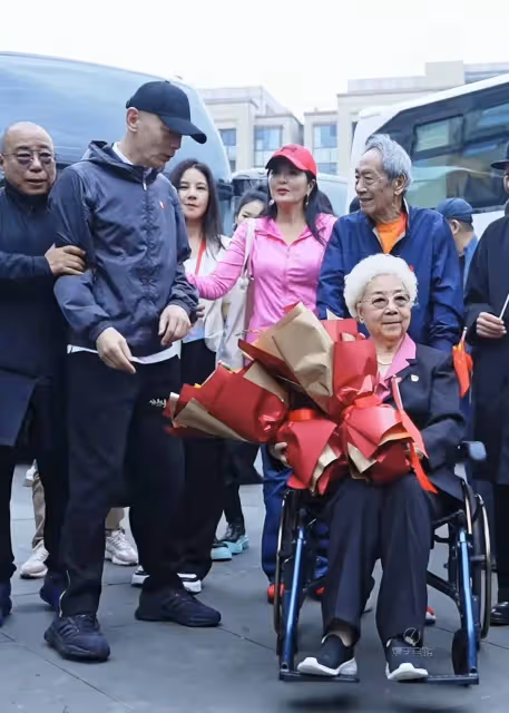 葛優、田華等相聚南京,合影時葛優不好意思居C位,躲在田華身後