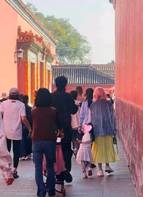 張若昀全家游故宮被偶遇，一家三口同框幸福滿溢，唐藝昕粉發搶鏡