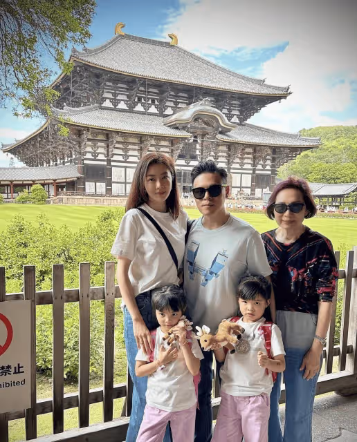 熊黛林曬照迎44歲,富豪老公送鮮花表白,倆囡囡一個像爸一個像媽