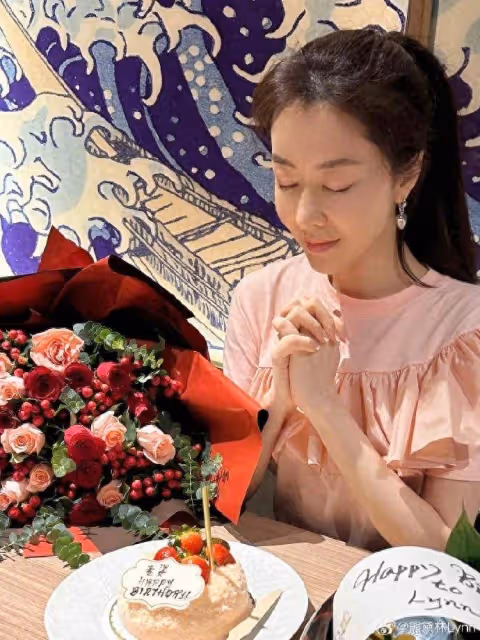 熊黛林曬照迎44歲,富豪老公送鮮花表白,倆囡囡一個像爸一個像媽