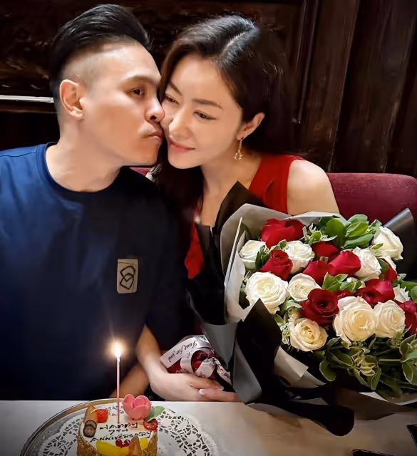熊黛林曬照迎44歲,富豪老公送鮮花表白,倆囡囡一個像爸一個像媽