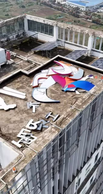 三隻羊集團大樓招牌被全部拆下,零件散落大樓屋頂,三隻羊顯蕭條