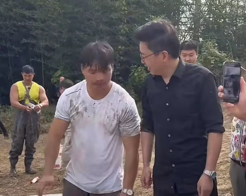 三隻羊集團大樓招牌被全部拆下,零件散落大樓屋頂,三隻羊顯蕭條