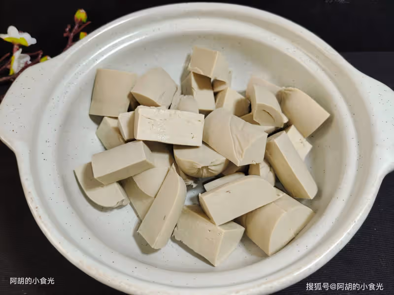 吃雞肉、魚肉不如吃它,花錢少又軟嫩!簡單一燉就出鍋,口口爆汁、其味無窮