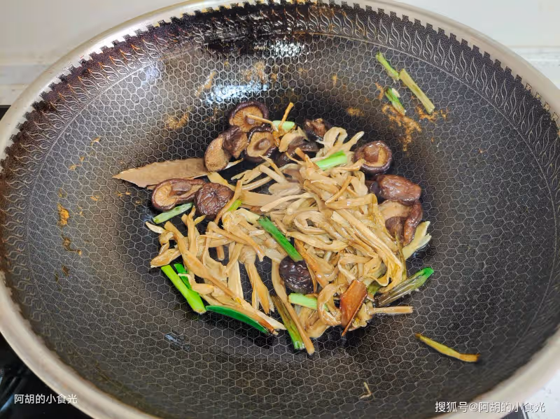 吃雞肉、魚肉不如吃它,花錢少又軟嫩!簡單一燉就出鍋,口口爆汁、其味無窮