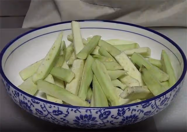 教你茄子新吃法,一道糖醋脆皮茄子,酸甜好吃,外酥內軟,收藏了
